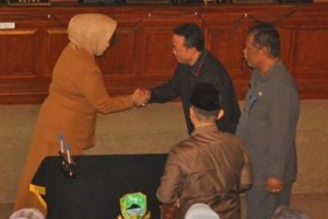 Bupati Hj Utje Ch Suganda didampingi Ketua DPRD Kuningan Rana Suparman menandatangani pengesahan Perda LP2B di rapat paripurna DPRD.JPG